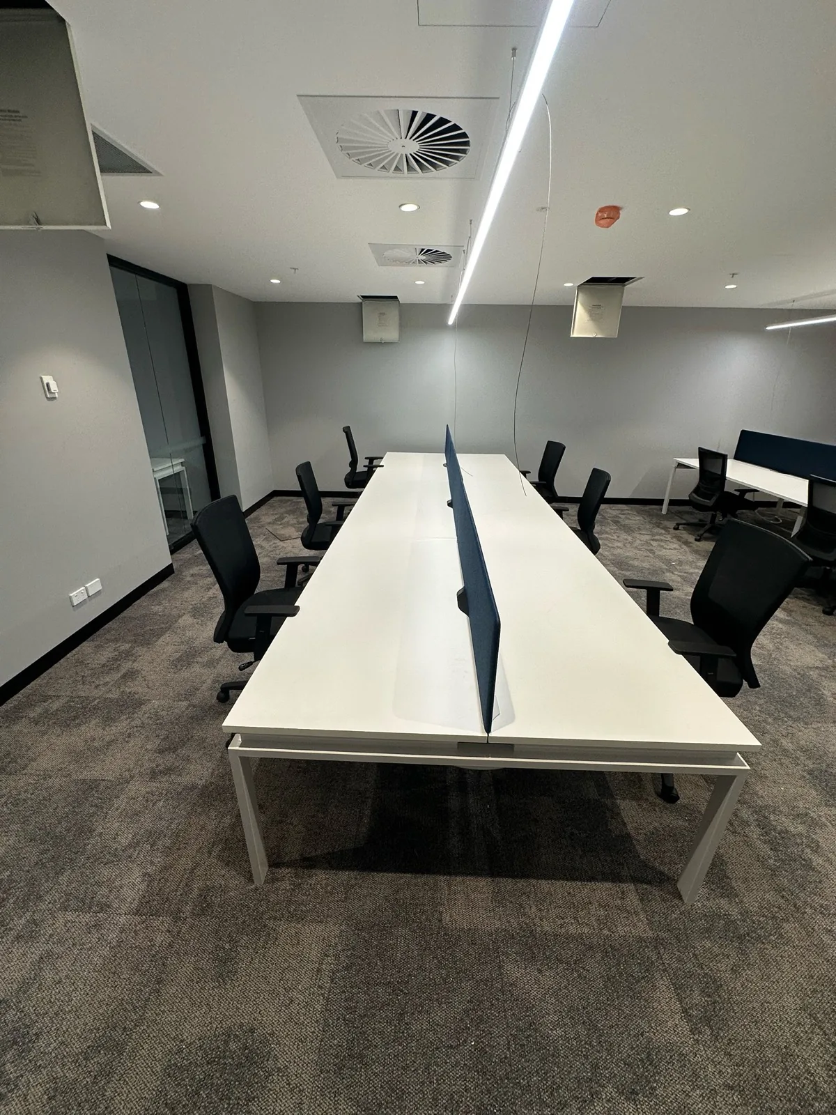 Double-sided workstation bench with centre screens