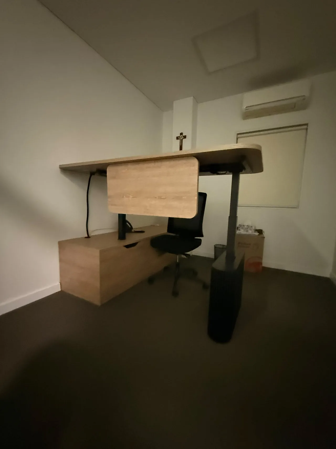 Executive desk with timber top and storage return