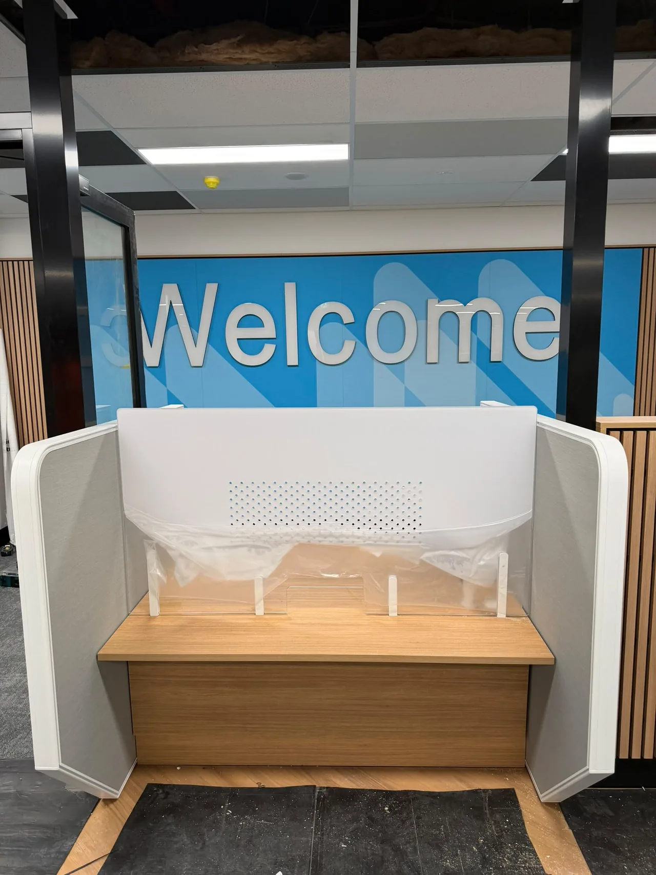 Single service counter installed with a privacy screen