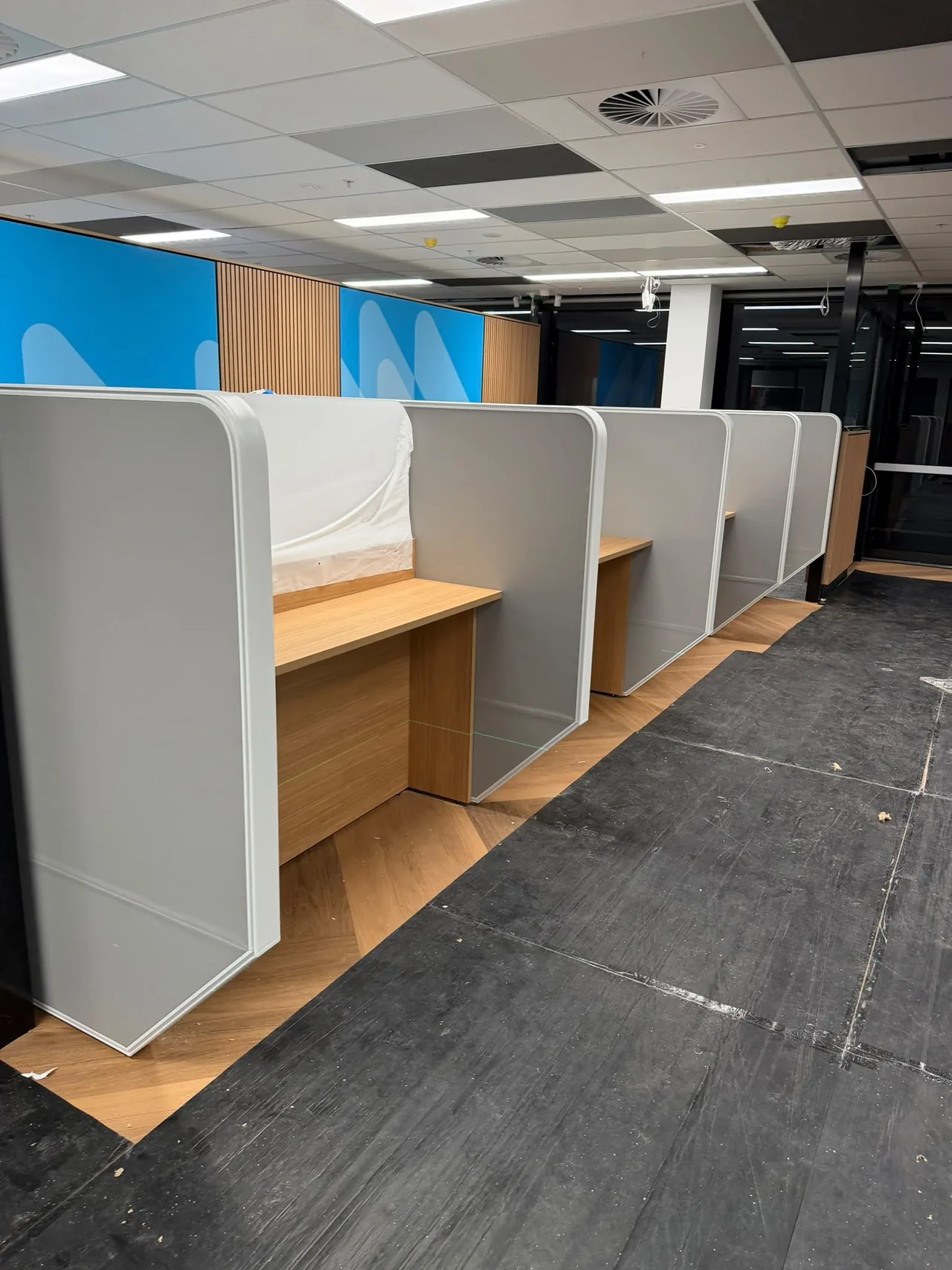 Service counters with curved privacy screens in a service centre